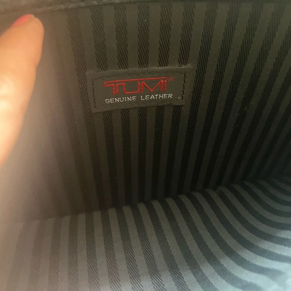 Tumi zipper pockets